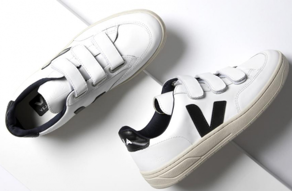 Sepatu sneakers dengan aksen tali velcro untuk tampilan yang praktis dan stylish